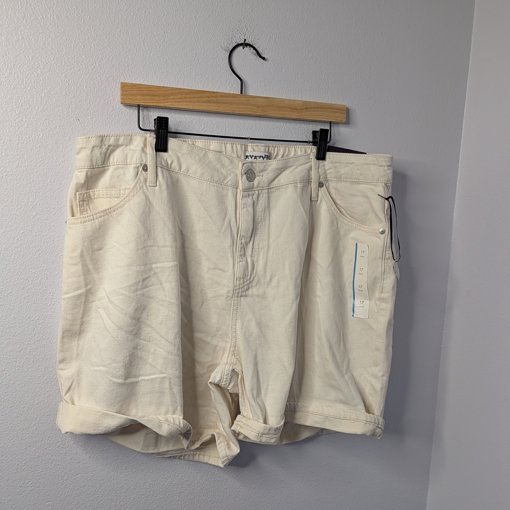 NWT Ava & Viv High Rise Midi Shorts Size 17 Cream Denim Relaxed Fit